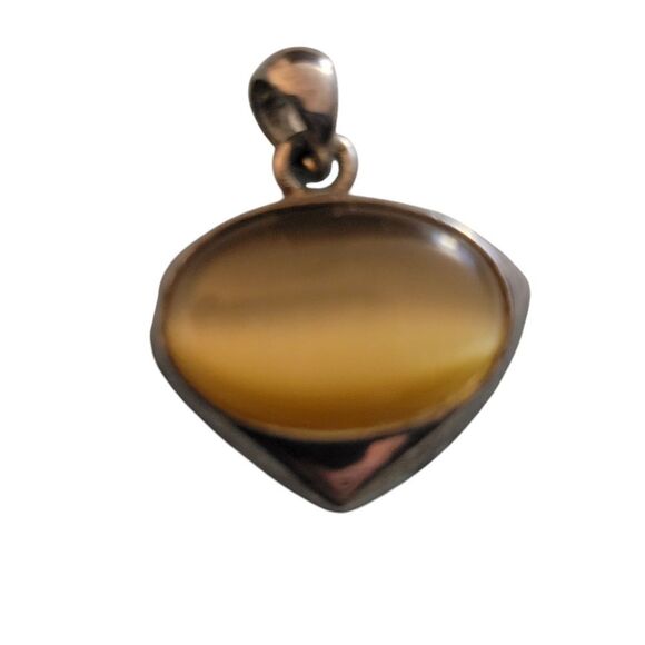 Elegant Gold Tone Pendant - Picture 2 of 3